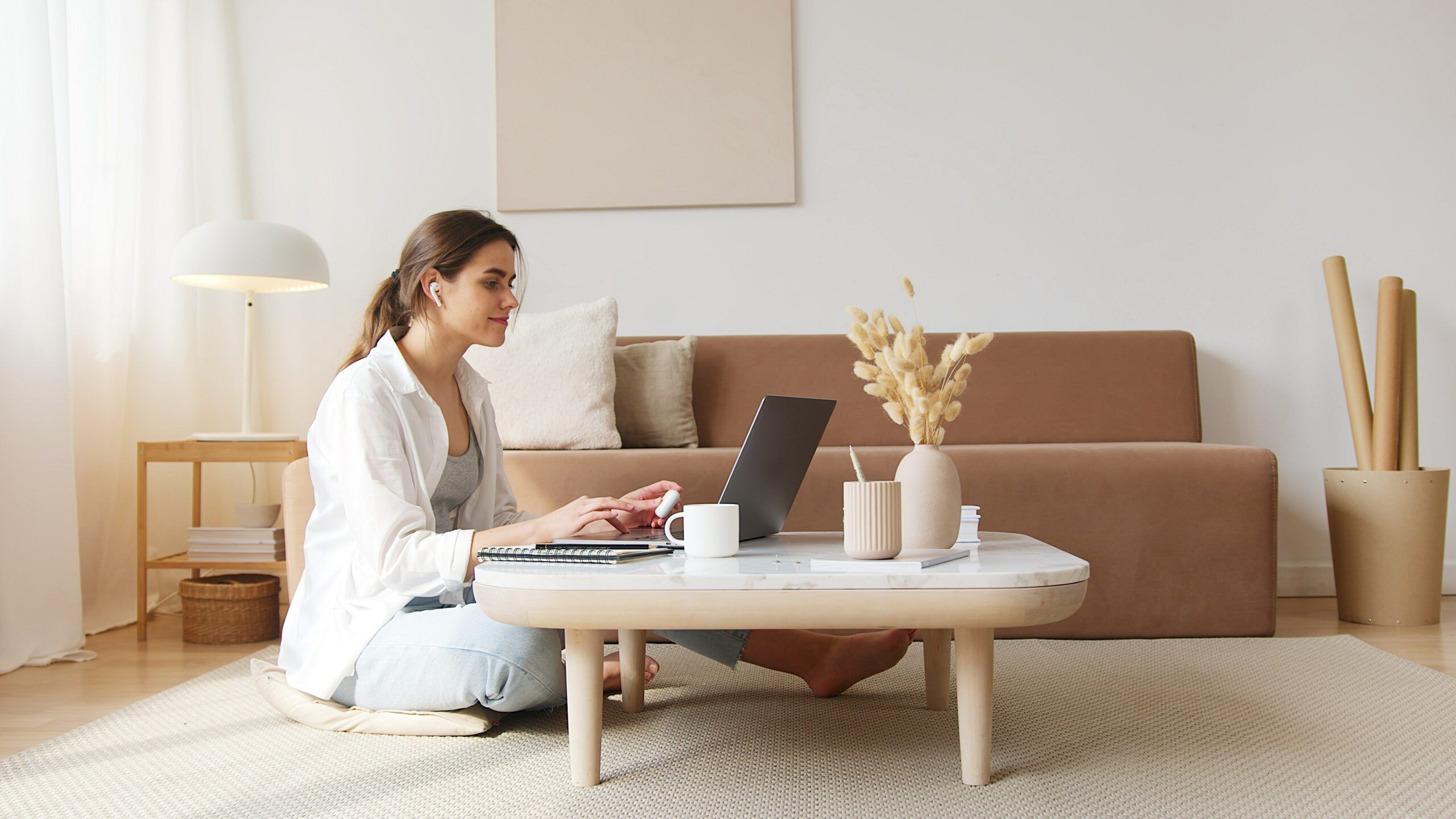 girl-facing-laptop