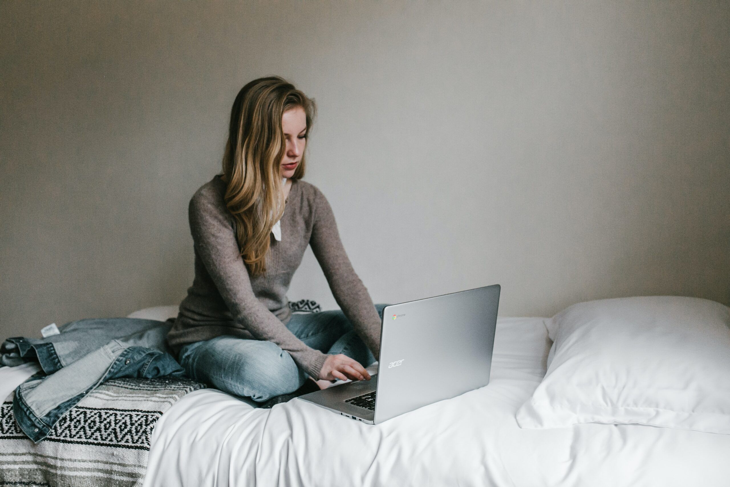 girl-using-laptop